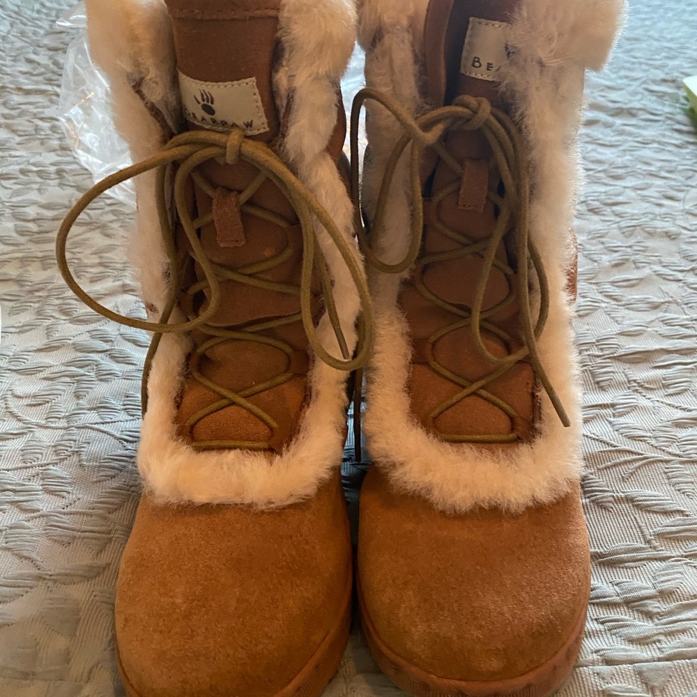 Like new, Sz 8 Tan suede Bearpaw lace up boots